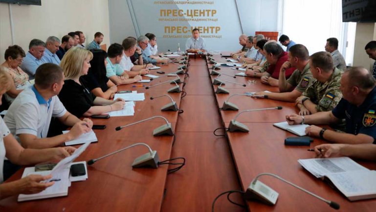 К обсуждению были приглашены руководители структурных подразделений ОГА, правоохранительных органов, подразделений Вооружённых сил Украины, ГУ ДСНС Украины в Луганской области и тому подобное