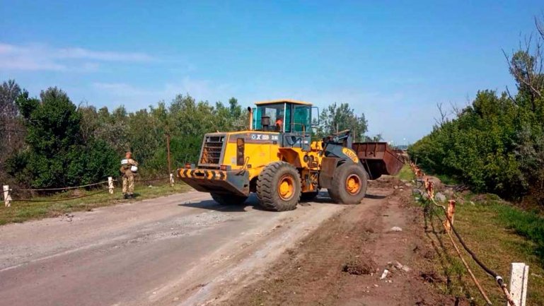 Даже в День Независимости Украины не прекращаются ремонтные работы на мосту в Станице Луганской