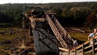 Спасатели обследуют и демонтируют фортификационные сооружения возле опорного пункта вблизи разрушенного моста в Станице Луганской