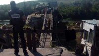 Спасатели обследуют и демонтируют фортификационные сооружения возле опорного пункта вблизи разрушенного моста в Станице Луганской