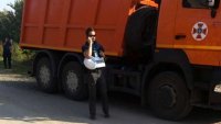 Спасатели обследуют и демонтируют фортификационные сооружения возле опорного пункта вблизи разрушенного моста в Станице Луганской